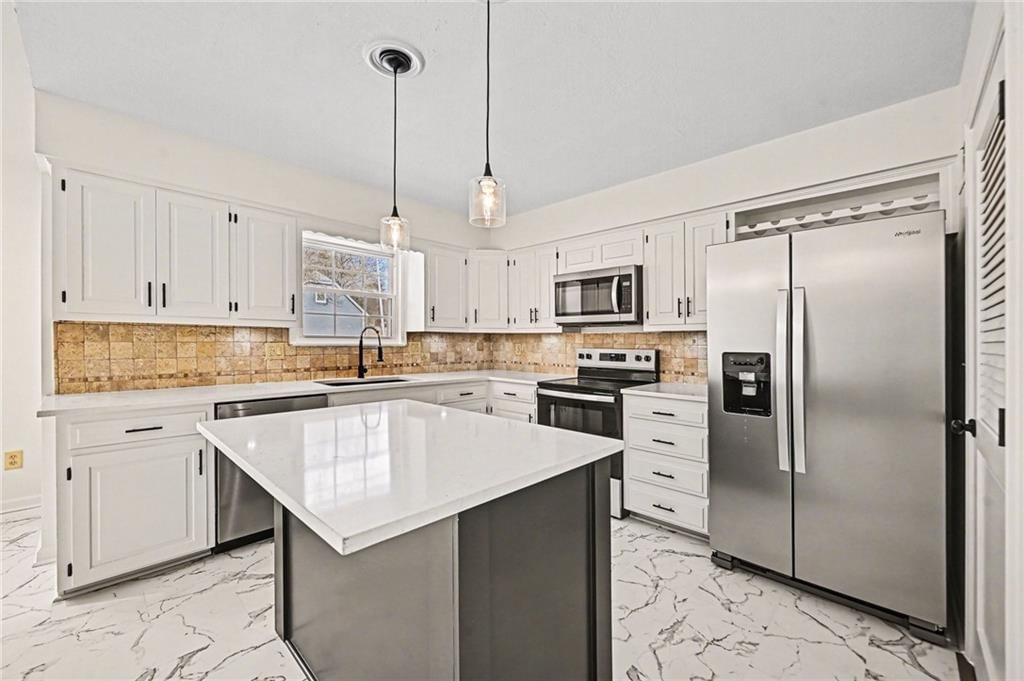 2805 Castle Drive — photo 2