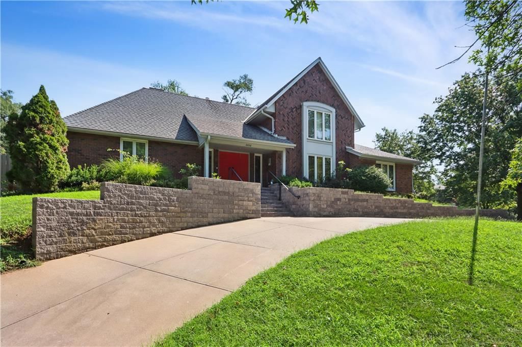 10052 Hemlock Drive, Overland Park, KS: listing photo 2