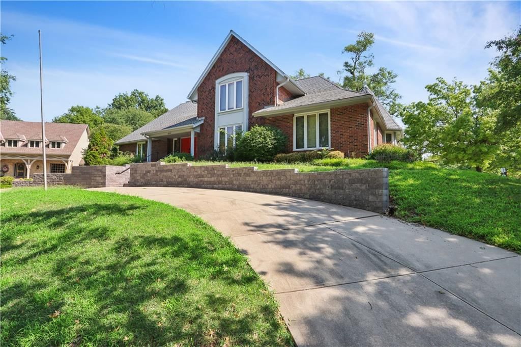 10052 Hemlock Drive, Overland Park, KS: listing photo 3