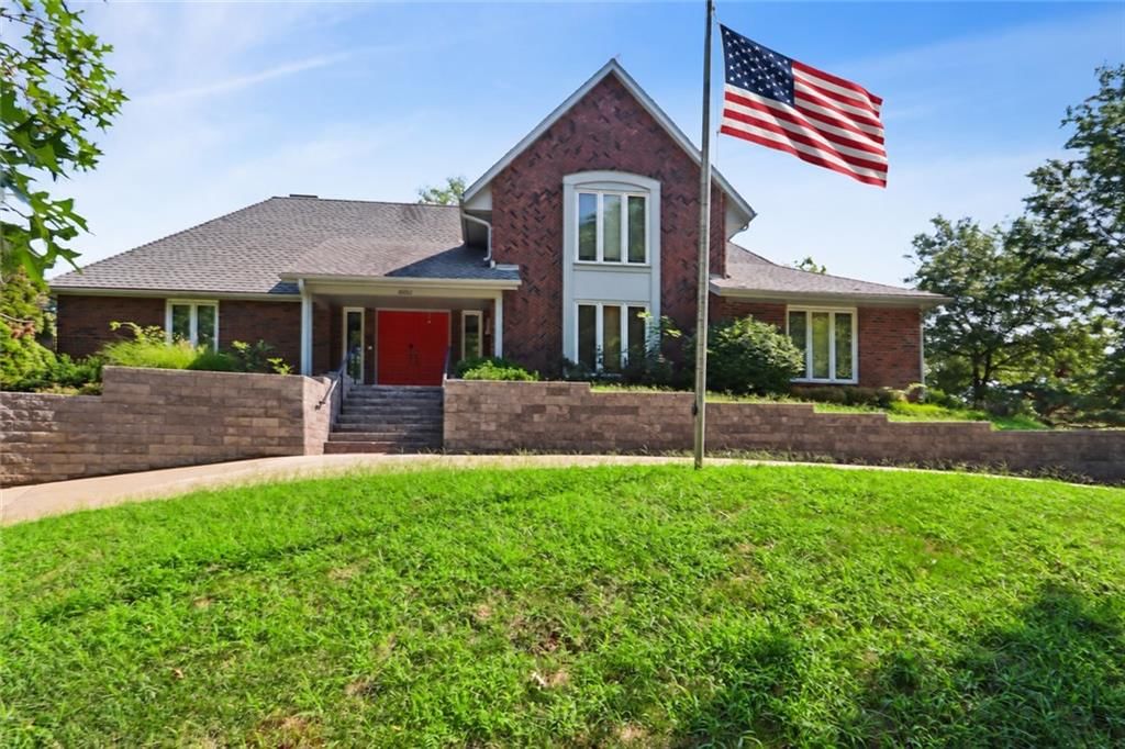 10052 Hemlock Drive, Overland Park, KS