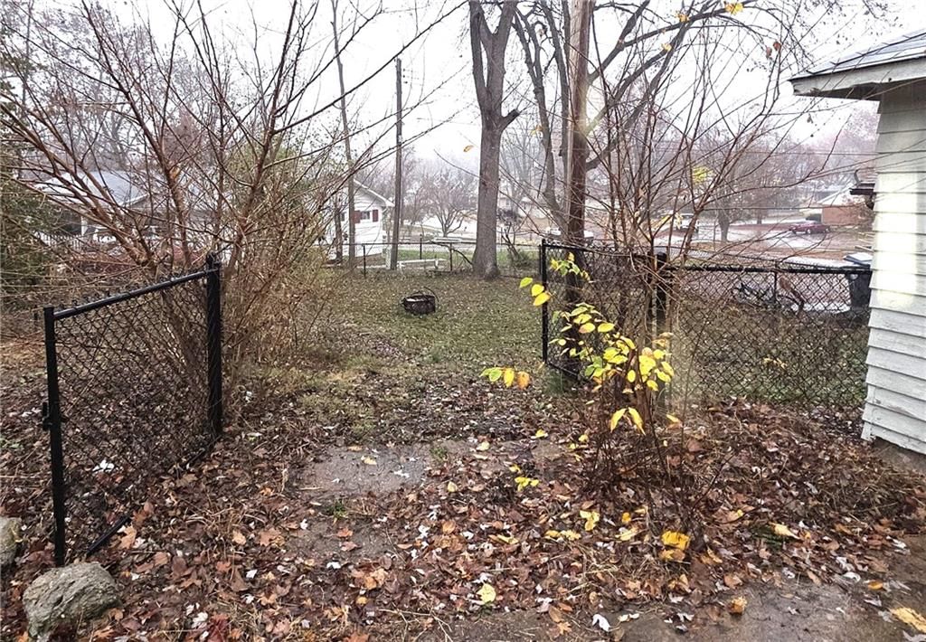 1406 W Broadway Boulevard — photo 12