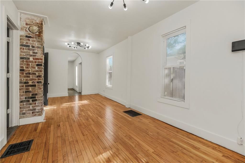 1529 S Harvard Avenue — photo 2