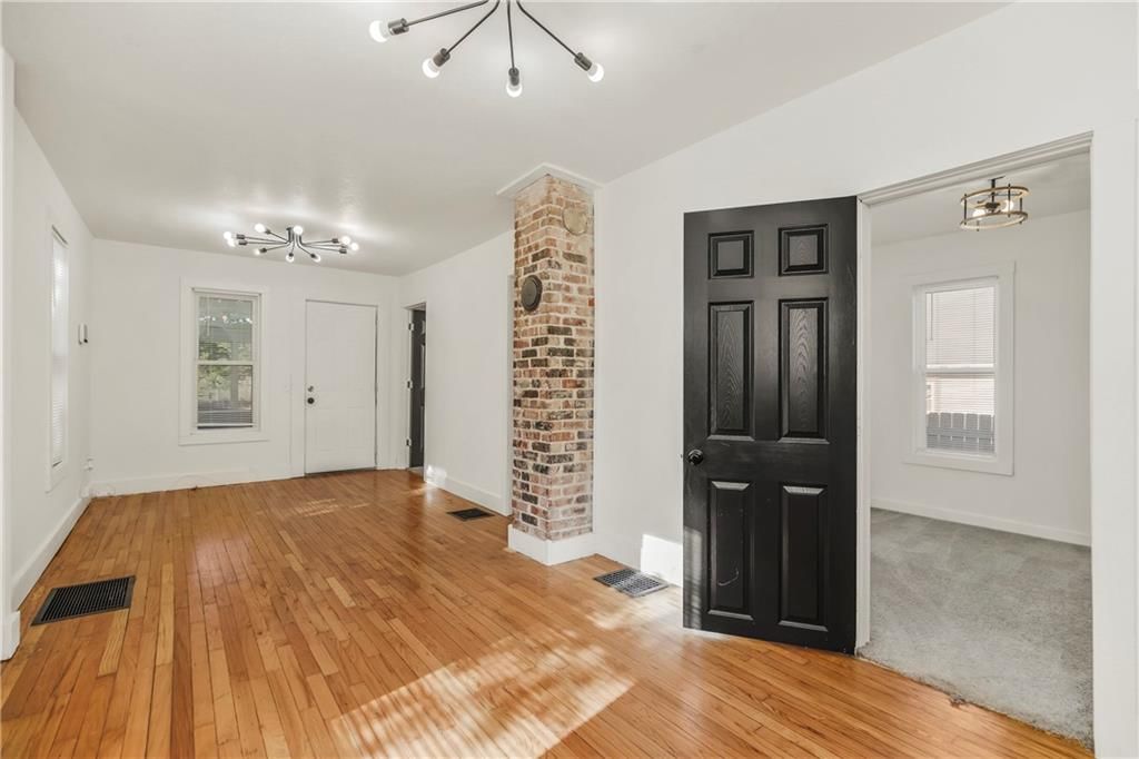 1529 S Harvard Avenue — photo 3