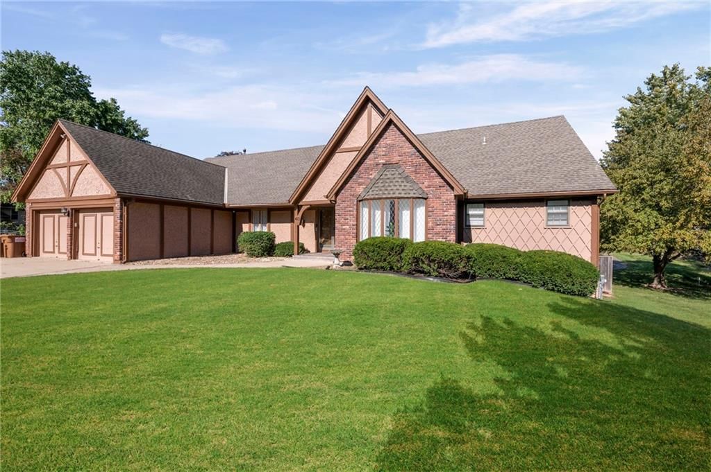 413 NE Greenway Drive — photo 2