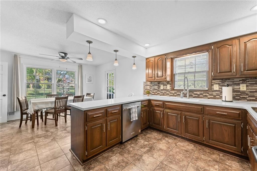 413 NE Greenway Drive — photo 9