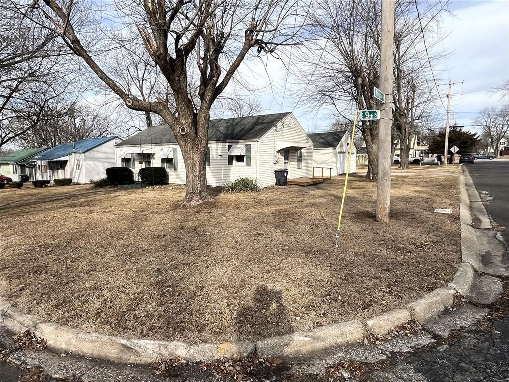 1823 E 9TH Street — photo 2
