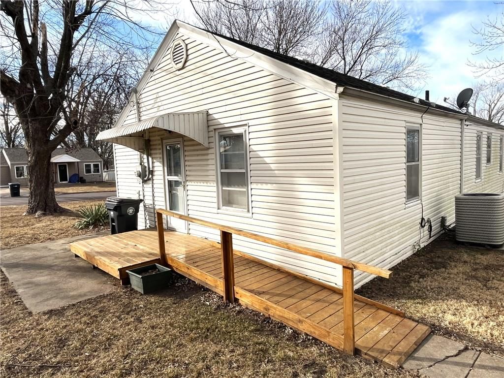 1823 E 9TH Street — photo 3