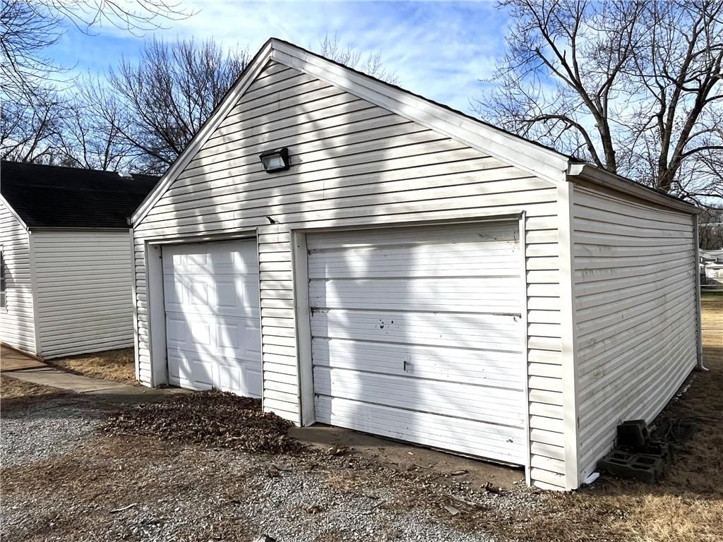 1823 E 9TH Street — photo 4