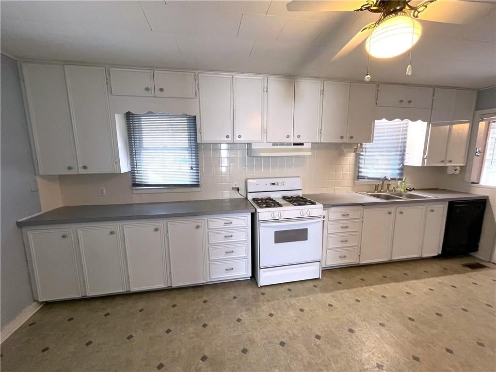 1823 E 9TH Street — photo 13