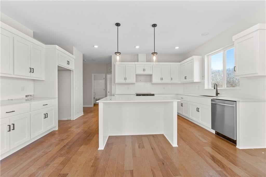 351 SW Chavis Drive — photo 4