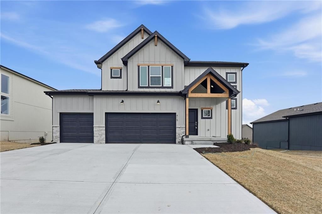 415 Woodview Drive, Raymore, MO