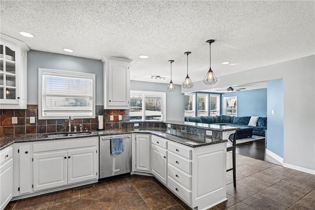 532 SE Asheville Drive — photo 9