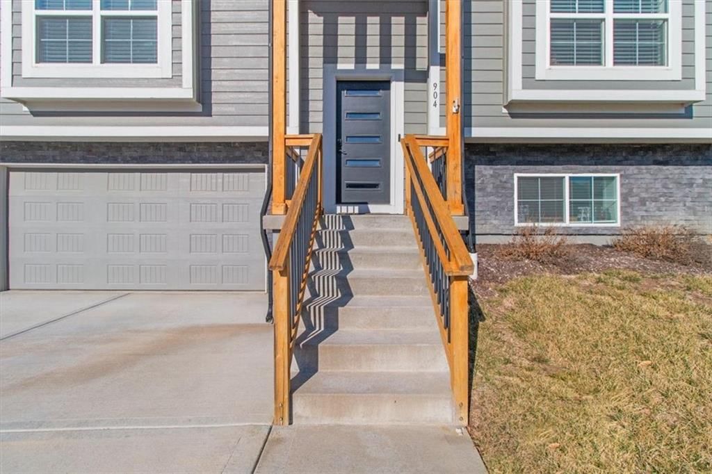 904 NW Lindenwood Drive — photo 3