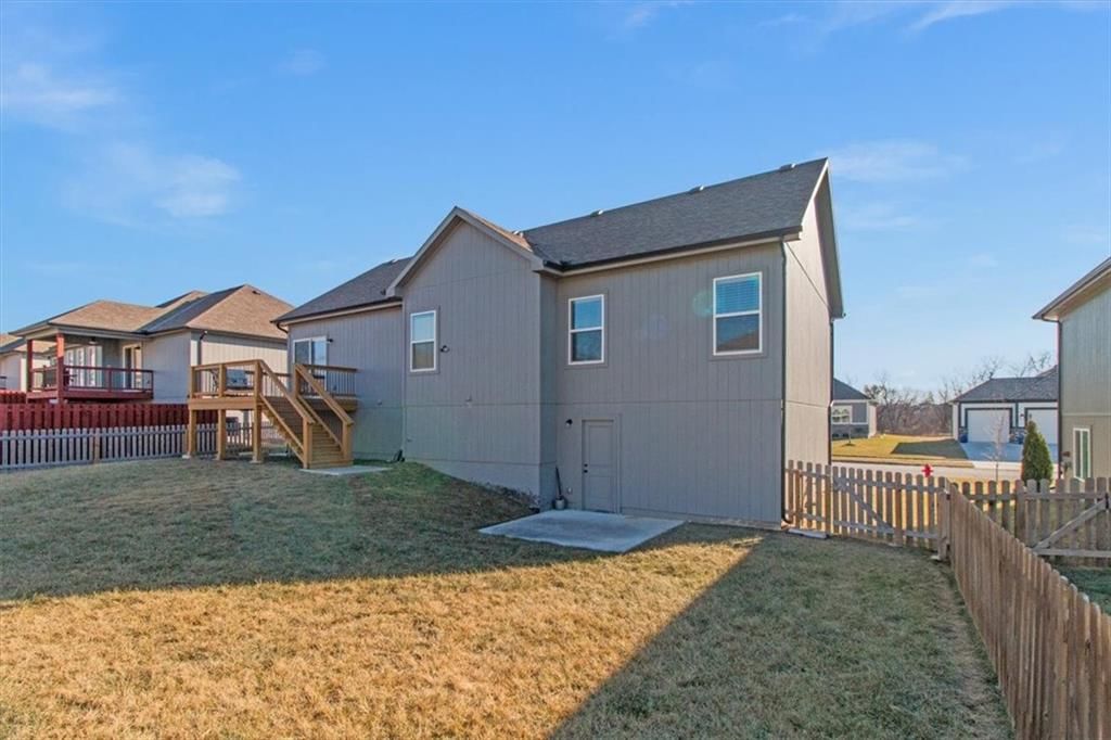 904 NW Lindenwood Drive — photo 27