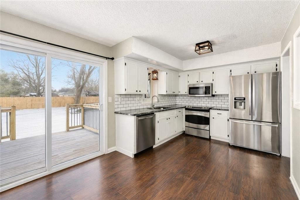 1606 SE Hillside Drive, Oak Grove, MO