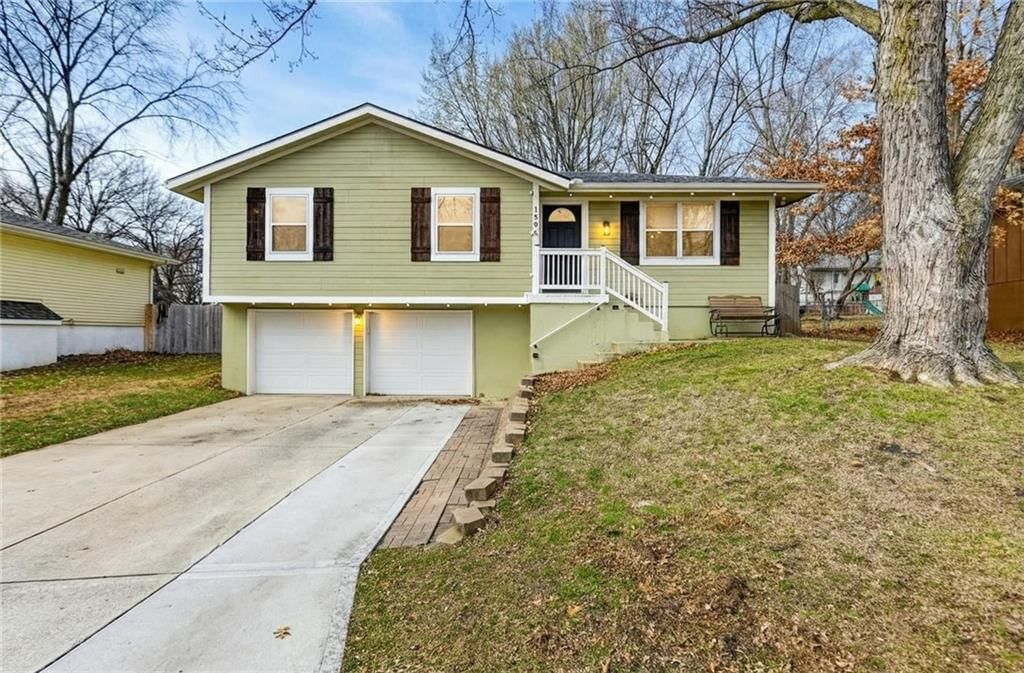 1806 SE Kingsway Street, Oak Grove, MO