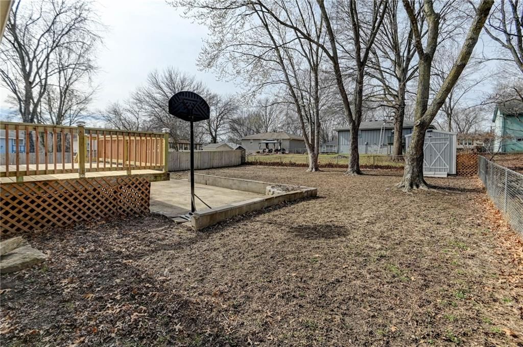 1806 SE Kingsway Street — photo 46