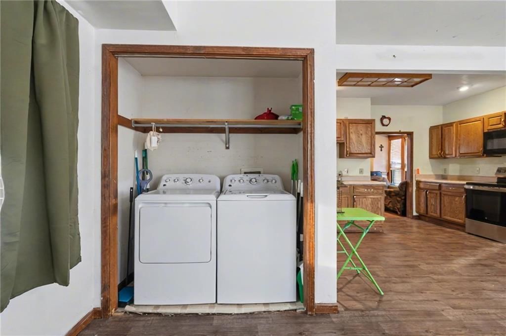 107 E Hale Street — photo 21