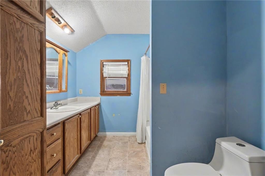 107 E Hale Street — photo 31