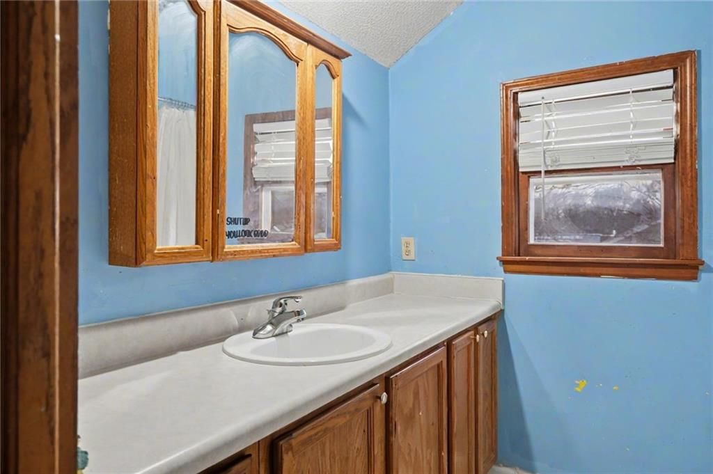 107 E Hale Street — photo 32