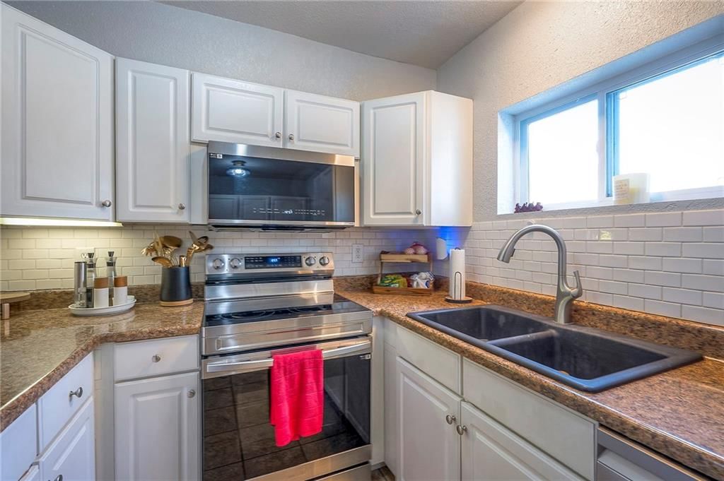 718 NE 42nd Terrace — photo 15