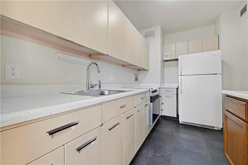 333 W MEYER Boulevard — photo 16