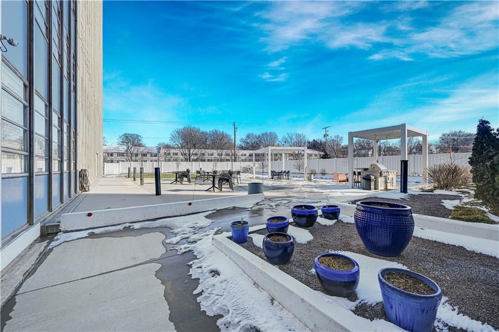 333 W MEYER Boulevard — photo 28