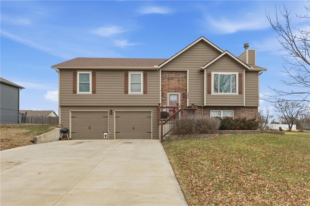 299 Rawlings Drive, Tonganoxie, KS