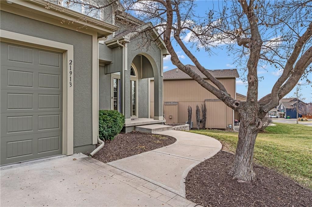 21913 W 95th Terrace — photo 3