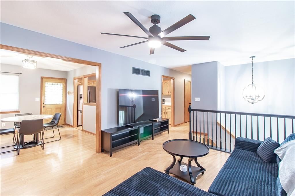 1208 Cambridge Drive — photo 2