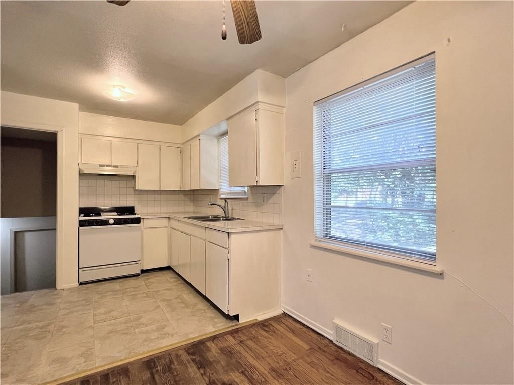612 NE Florence Avenue — photo 11
