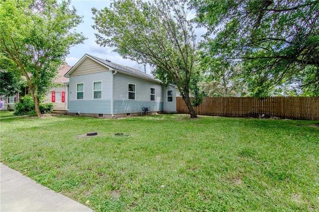 906 E 4th Street — photo 3