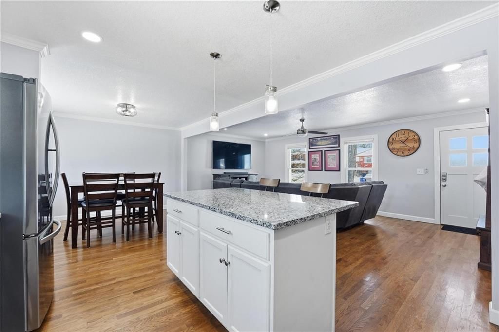 6009 EARNSHAW Street, Shawnee, KS