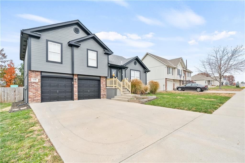 1716 NW Nicholas Drive — photo 3