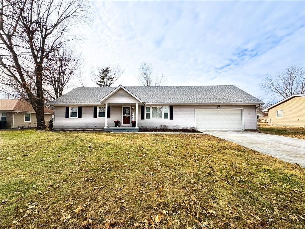 207 Gunsmoke Drive, Clinton, MO
