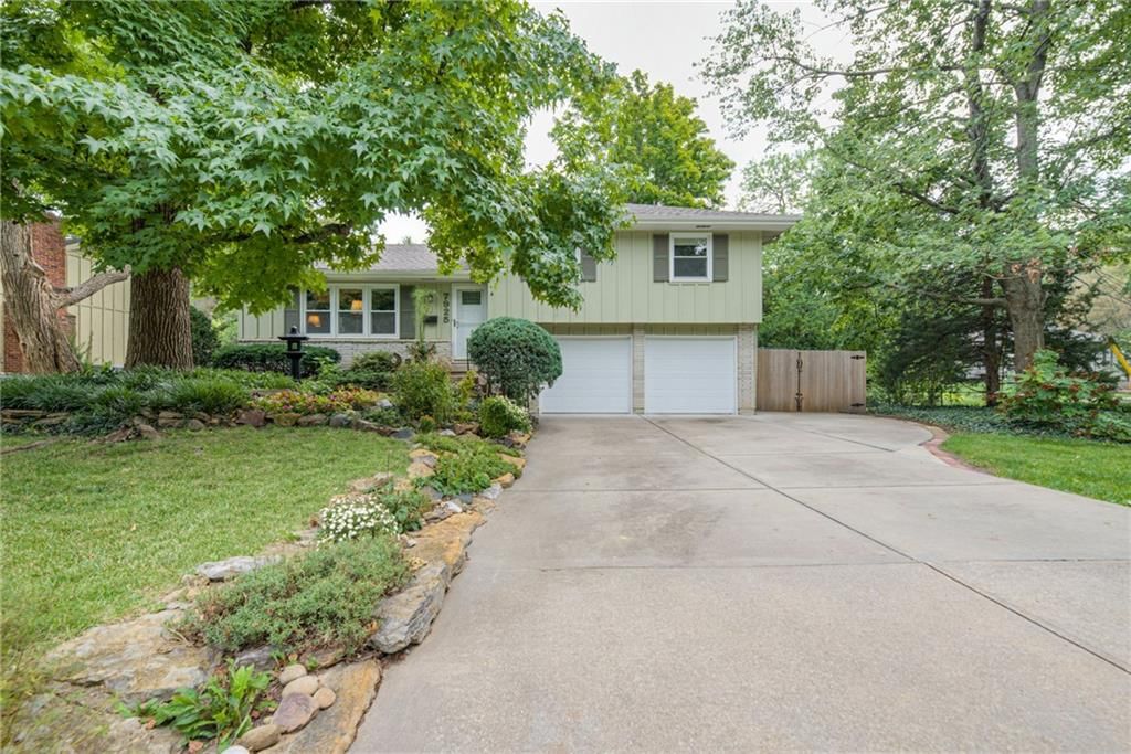 7925 Colonial Drive, Overland Park, KS
