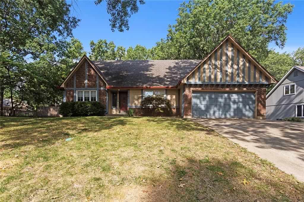 1601 NW Weatherstone Court, Blue Springs, MO