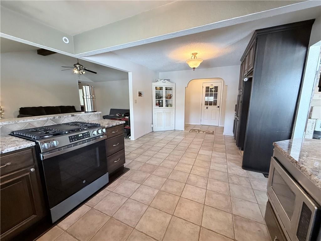 3040 Regency Drive — photo 2