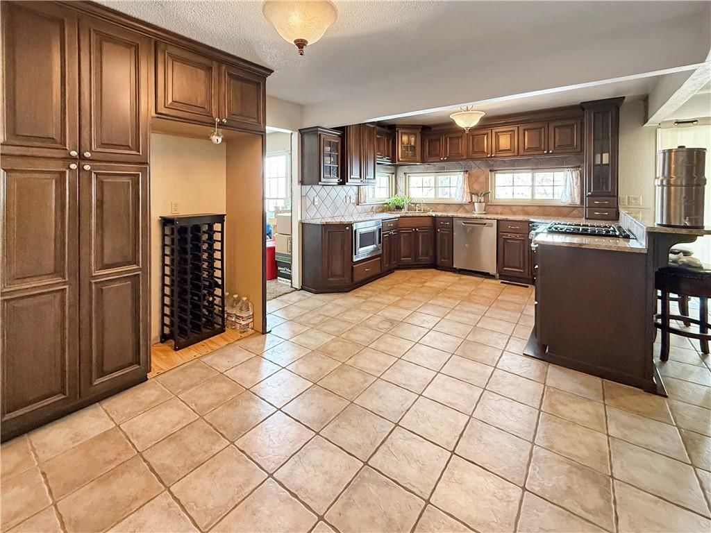 3040 Regency Drive — photo 3