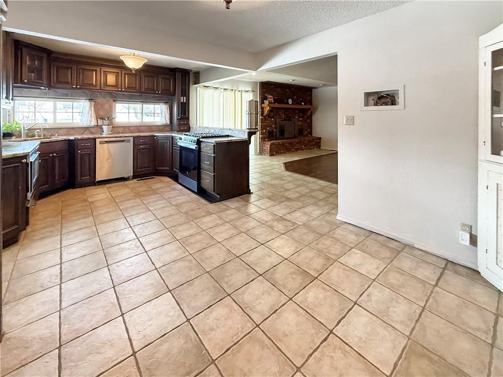 3040 Regency Drive — photo 6