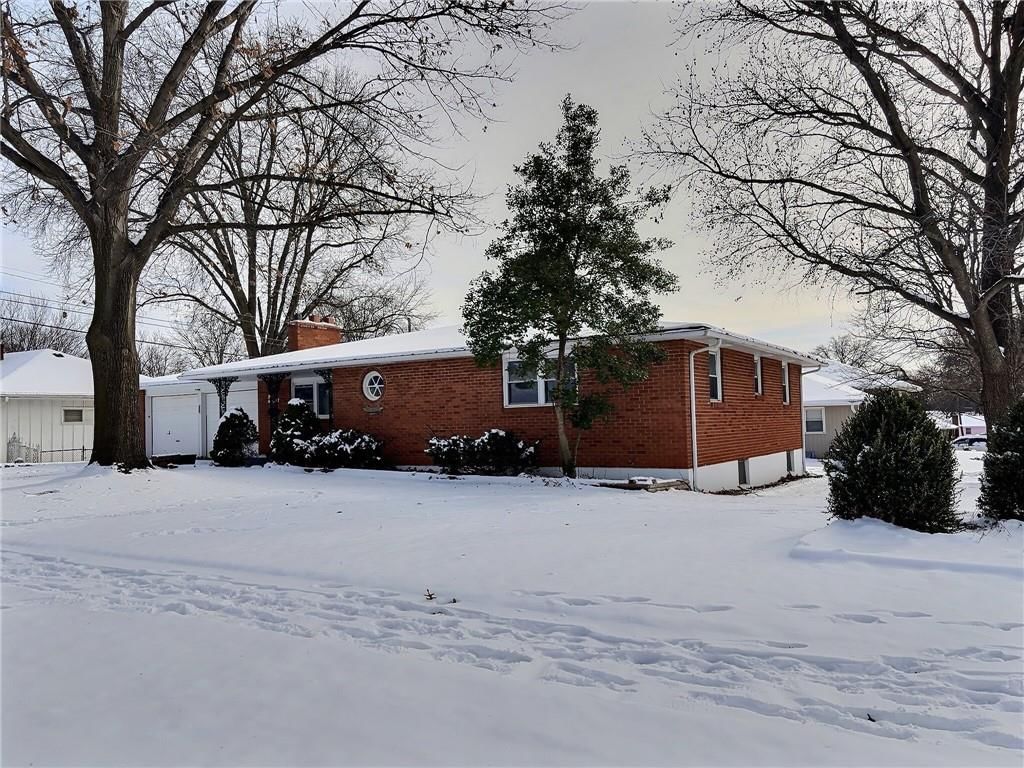 8023 Freeman Avenue — photo 2