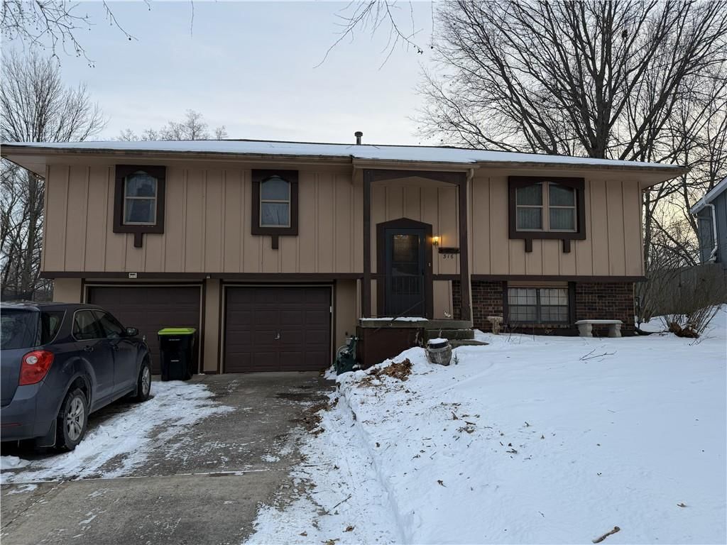 316 SW Killarney Lane, Blue Springs, MO