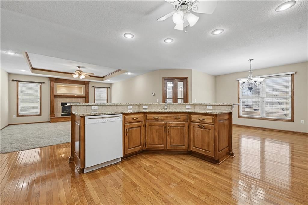 15402 S Hillside Street — photo 8