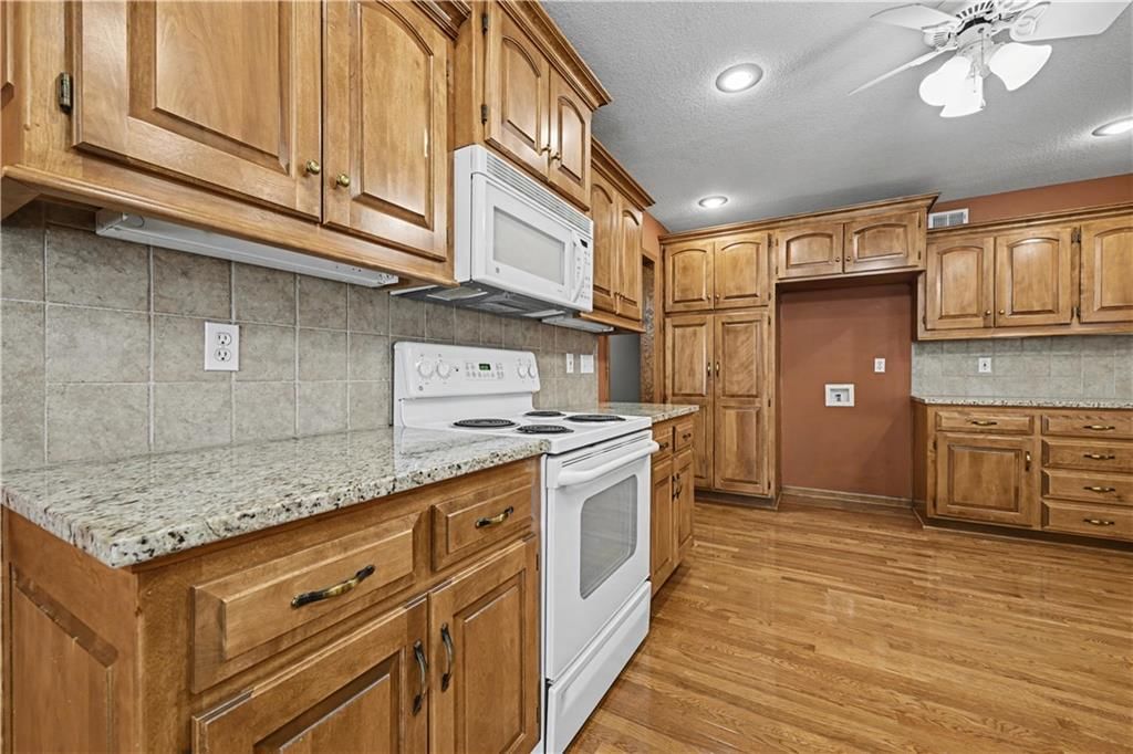 15402 S Hillside Street — photo 11