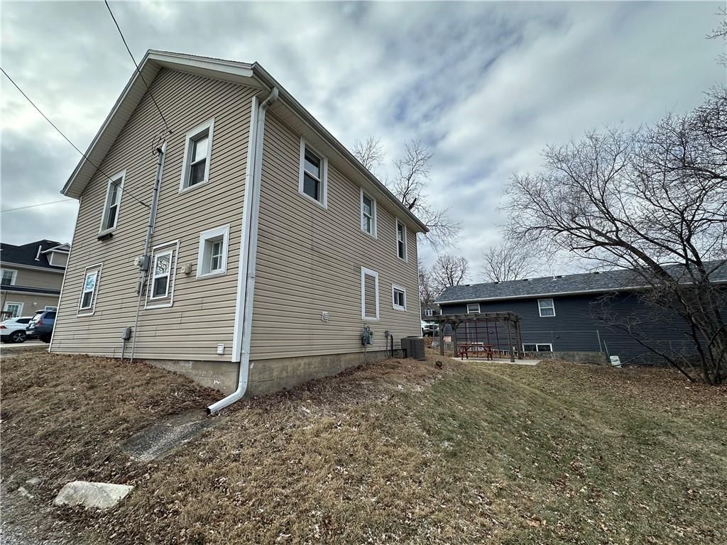 215 W 8th Street — photo 3
