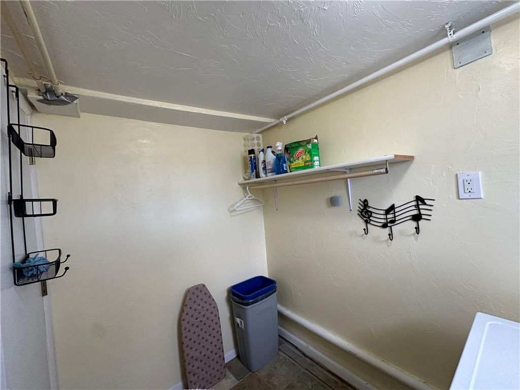 215 W 8th Street — photo 9