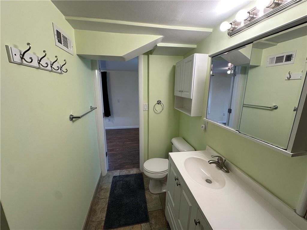 215 W 8th Street — photo 14
