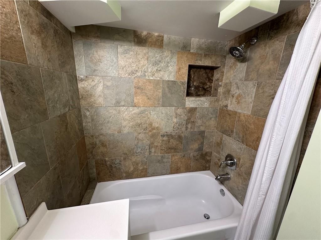 215 W 8th Street — photo 15