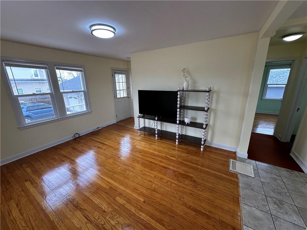 215 W 8th Street — photo 24