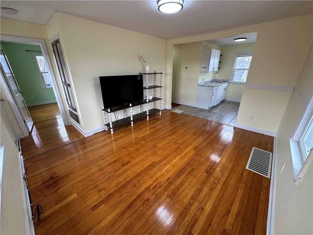215 W 8th Street — photo 25